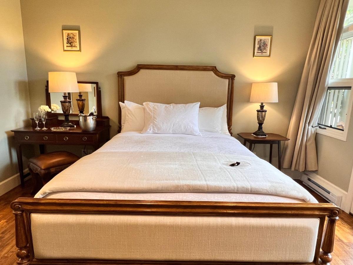 ホテル Woodstone Manor Inc. Sturdies Bay エクステリア 写真
