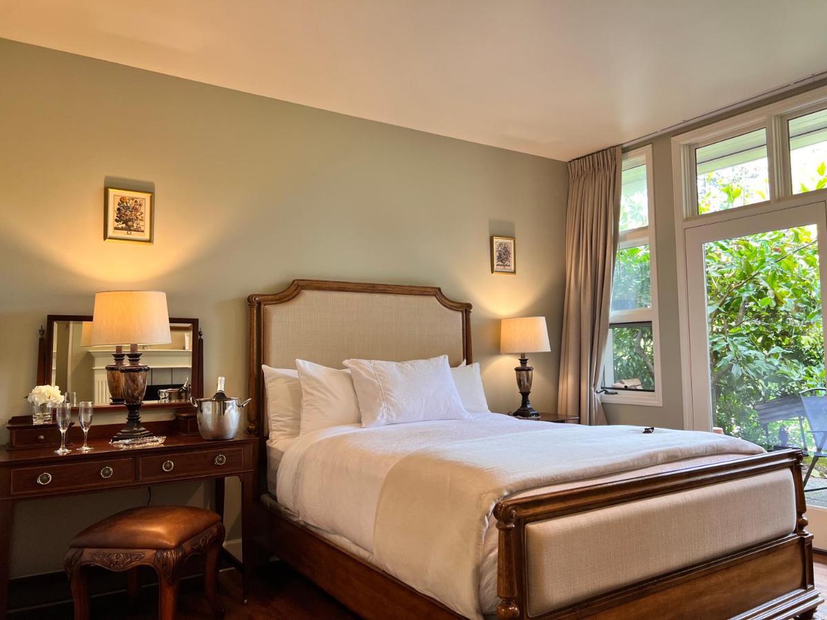 ホテル Woodstone Manor Inc. Sturdies Bay エクステリア 写真
