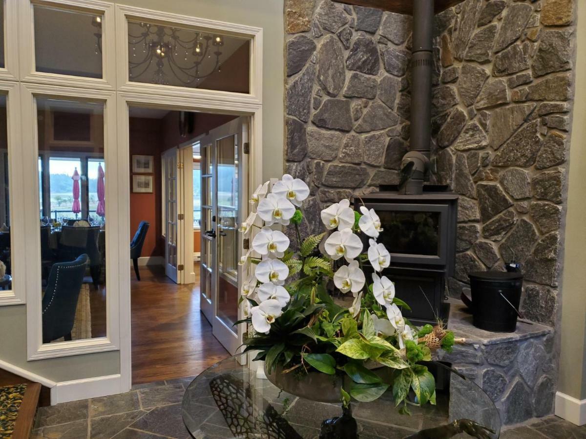 ホテル Woodstone Manor Inc. Sturdies Bay エクステリア 写真